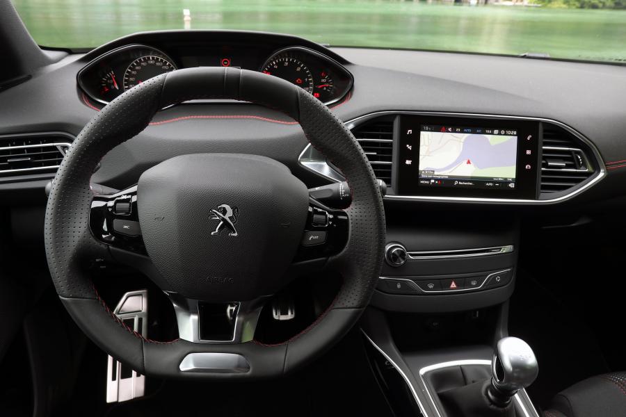 Панель приборов Peugeot 308 GT Line 2017 года  (WW) (фото 35 из 45)